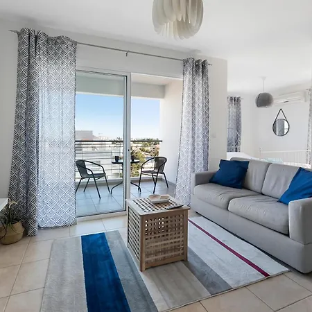 Glabur - The Sunny Atelier - City, Free Parking & Wifi, Welcomes You!!! Apartment